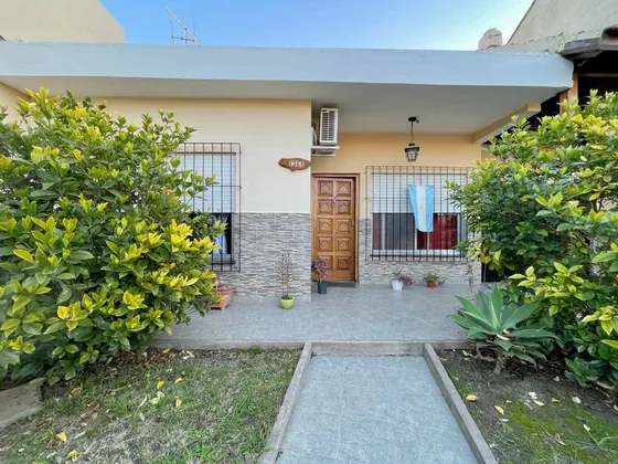 Venta Casa 4 Amb Varela- Cochera Y Patio