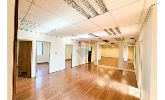 Amplia Oficina En Arriendo 409 M2