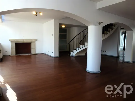 Casa En Arriendo De 5 Dormitorios 3 Baños En Providencia