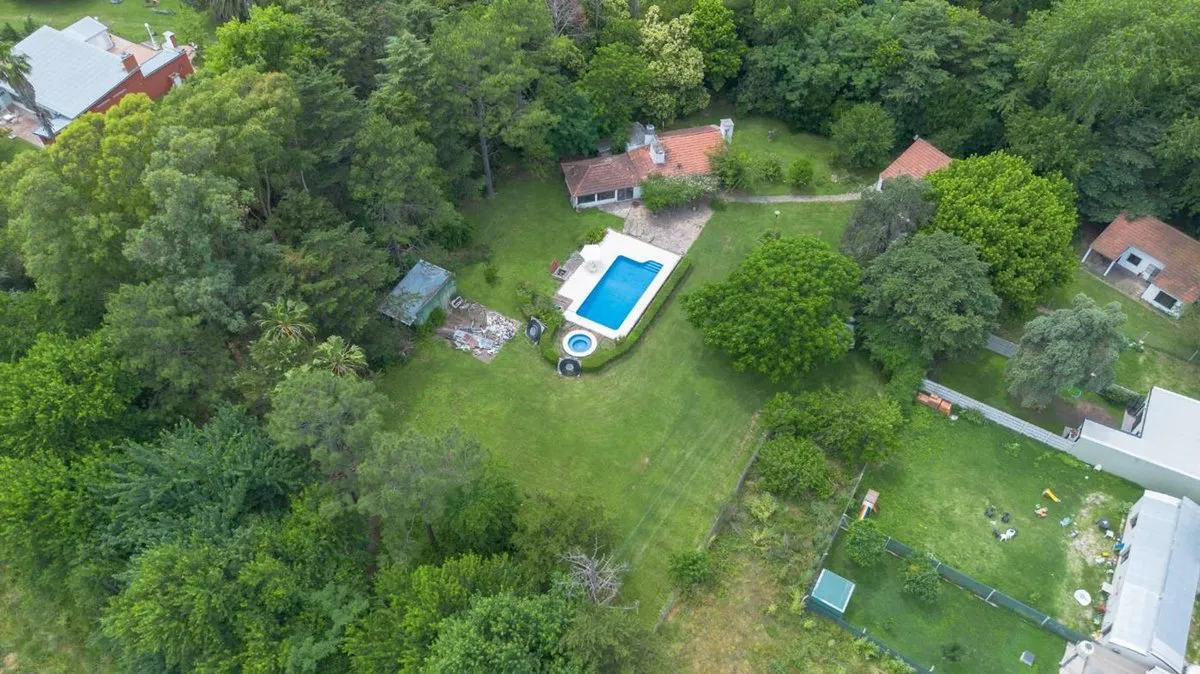Country House for Sale in Sicardi – 2 Bedrooms, Swimming Pool