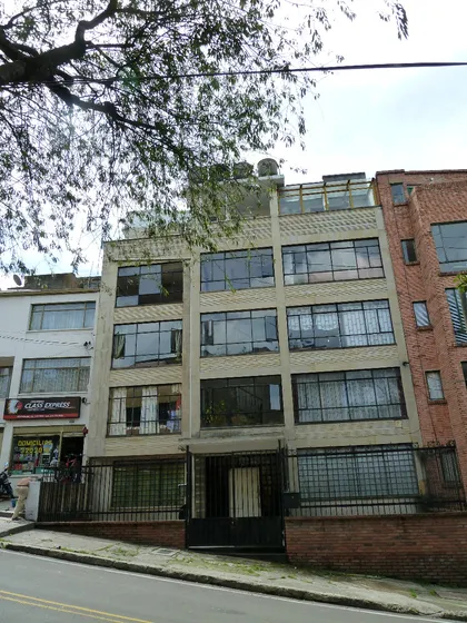 Arriendo Apartamento En Edificio Tranquilo Del Barrio La Macarena, Cerca Centro Internacional Bogotá. Administración Y Servicio De Agua Incluidos