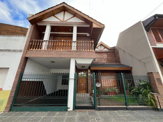 Casa 5 Ambientes Con Parque Y Cochera