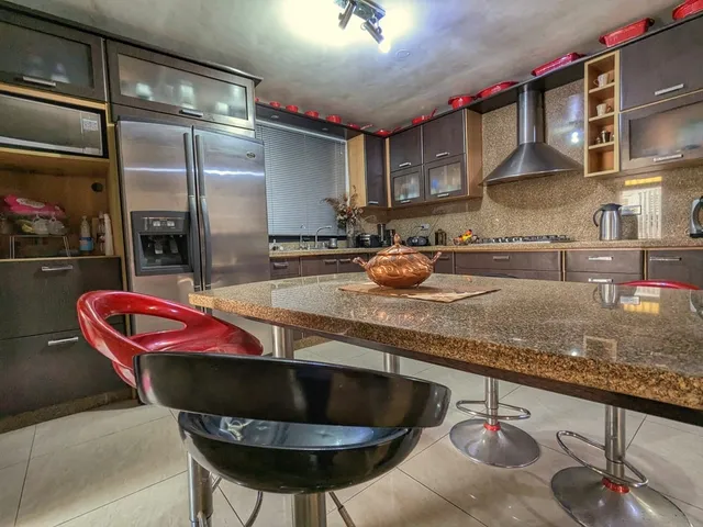 Casa En Venta De Esquina En Trigal Norte, Calle Cerrada Con Vigilancia. Valencia 