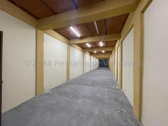 Bello Galpón En Venta En Excelente Zona Comercial Av Constitución Maracay Altura Ideal Para Fábricas O Depósitos, Este Espacio Cuenta Además Con Áreas De Oficinas Y Baños 24-23444 Nela
