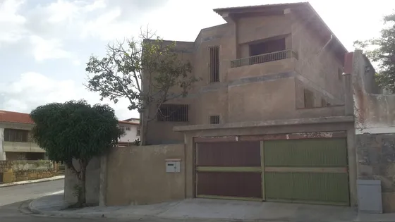 Los Naranjos Del Cafetal Urbanización Privada Vigilancia Con Cámaras 577mts Tanque 52.000lts Lista Para Acabados Jardín 6habitaciones 6baños 6puestos Oportunidad!