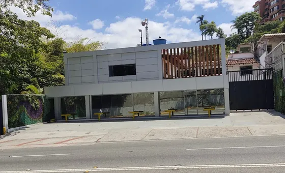 Alquilo Local Comercial De 2 Pisos En El Chuao 