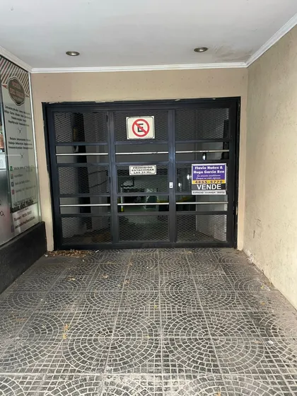 Cochera Fija Cubierta - Edificio Residencial - Excelente Ubicación Y Acceso