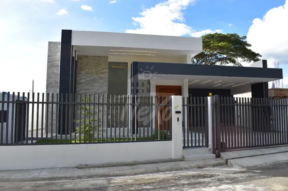 Venta - Casa Moderna En Residencial Don José María, Llanos De Gurabo (hfc-227)
