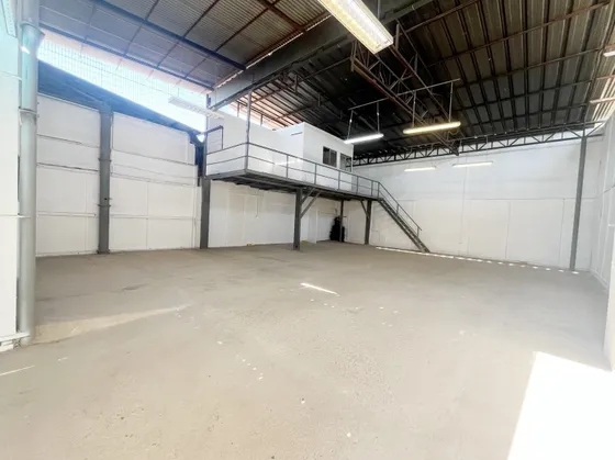 Bodega 150 Mt2. En Eyzaguirre / Tocornal Grez