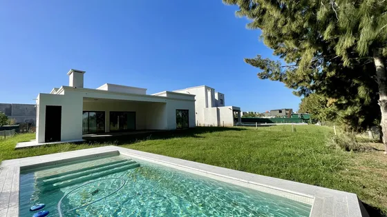 Casa En Venta En El Naudir - 6 Ambientes - Piscina