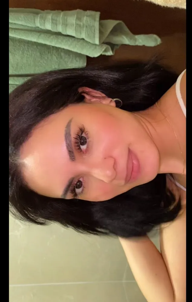 Máscara de Cílios À Prova D'Água Efeito 3D com Mix de Fibras Ultra-Longas Aplicador 6 Mil Cerdas Até 24h de Duração Volumizadora e Alongadora Cor Preta The Falsies Surreal Maybelline NY 10ml - Imagem 4