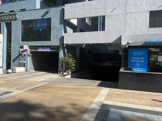 Arriendo Estacionamiento Edificio Médico Alcántara