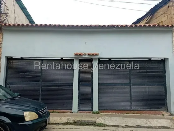 La Casa Se Vende Como Residencia, Se Puede Aprovechar La Ubicación Para Explotar Su Potencial A Nivel Comercial En Prado De Maria Mls #26-14394