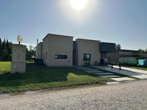 Casa En Venta - 4 Dormitorios 4 Baños - Cochera - 800mts2 - Lagos De San Eliseo, Presidente Perón