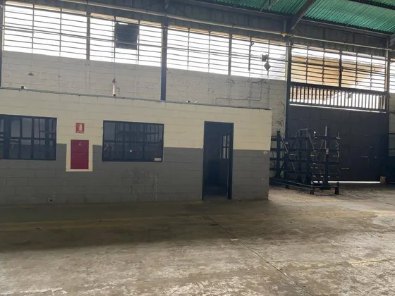 Galpón En Venta Ubicado En Los Guayos. Oficinas En Dos Plantas. Mr.