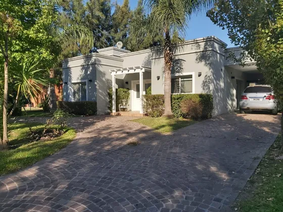 Casa 4 Ambientes En Venta - Barrio El Rocio