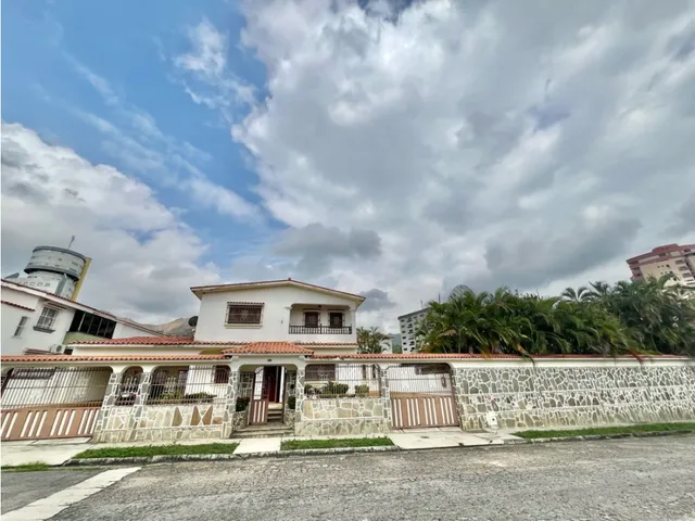 Se Vende Amplia Casa En Calle Cerrada En Valles De Camoruco