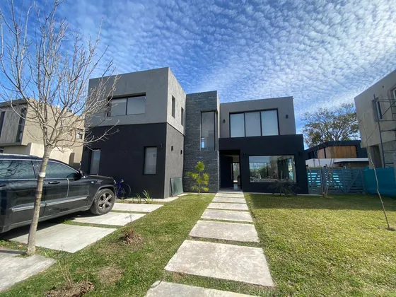 Casa En Venta - 4 Dormitorios 6 Baños - Cochera - 500mts2 - Pilar