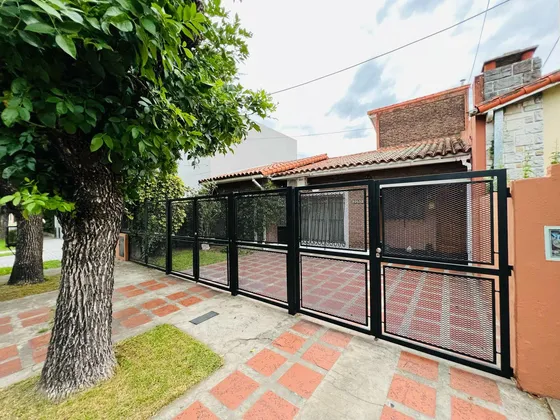Casa De 4 Ambientes En Venta, En Martínez