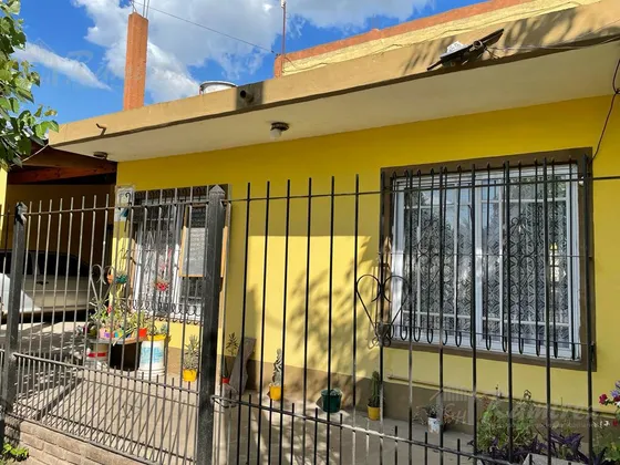 Casa 4 Amb. Y Departamento En Venta - Paso Del Rey, Moreno