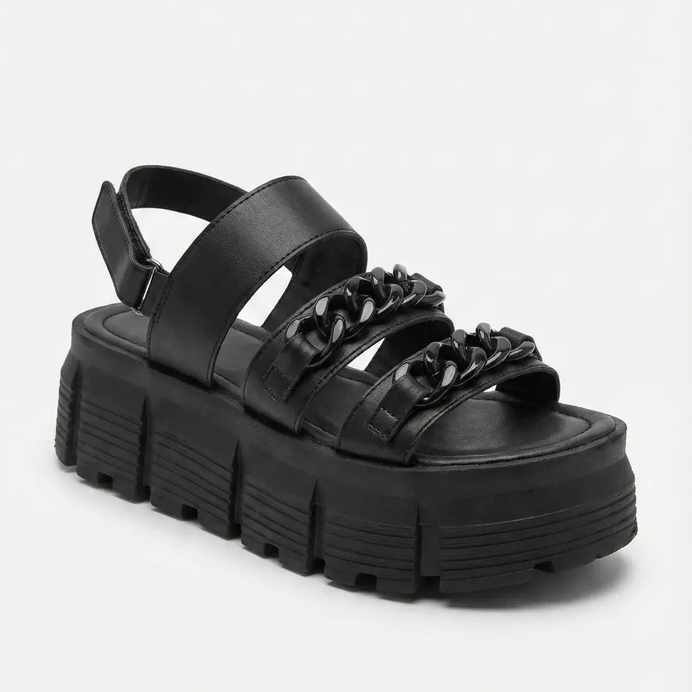 Sandália flatform tratorada preta com correntes