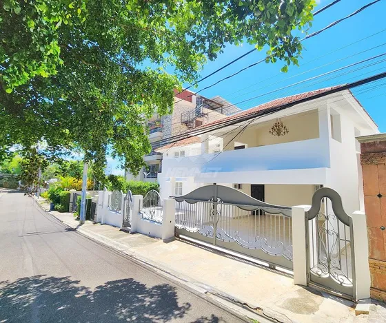 Espaciosa Casa Dos Niveles Con Terraza Cerros Gurabo Santiago