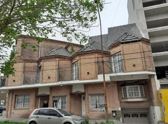 Casa En Venta - 4 Dormitorios 4 Baños - Cochera - 148mts2 - Bernal Este