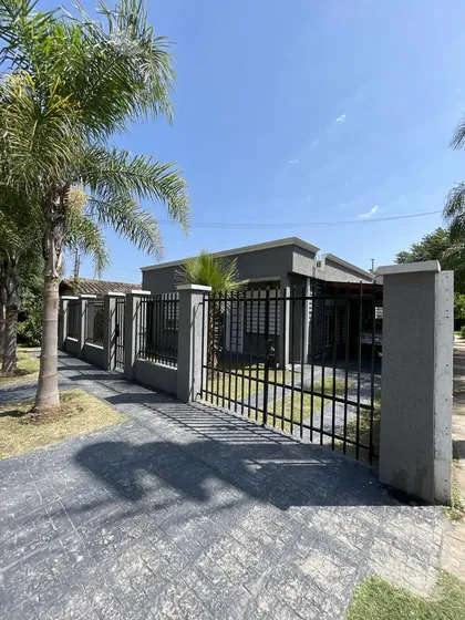 Casa En Venta 3 Amb En Parque Leloir - Zona El Jaguel