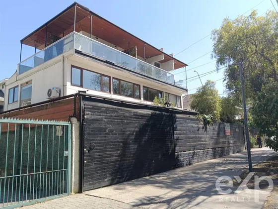 Casa De 3 Pisos En Providencia, Para Residencia Y Negocio.