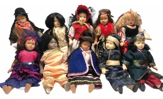 Muñecas de porcelana del mundo sale