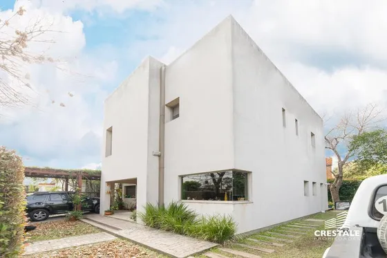 Casa 4 Dormitorios - Barrio Parque Field, Rosario