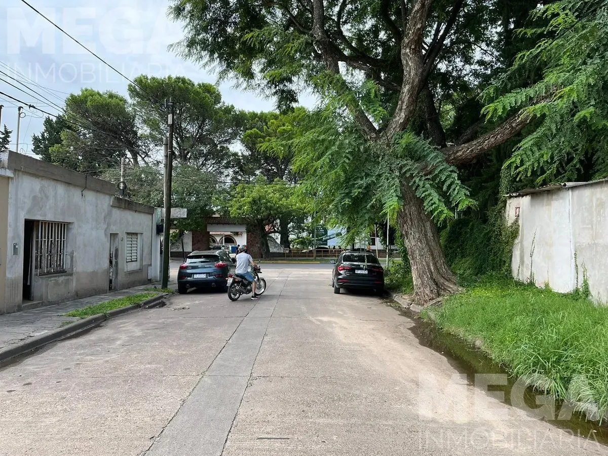 Jose Ramos Street and Don Bosco Street, Escuela Hogar Area. We Sell Warehouse with Garages – Ideal for Investment!