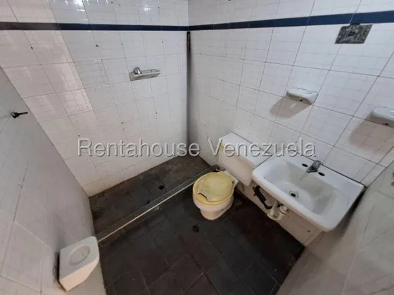 María Valera Tiene Local Comercial En Plena Vía Principal De Las Mercedes Cabudare, Con Alto Tráfico Vehicular Y Peatonal, Zon Muy Comercial, Flujo Constante De Clientes.