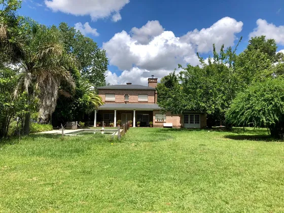 Casa Con 2000m2 De Lote, Barrio Parque Las Lomadas