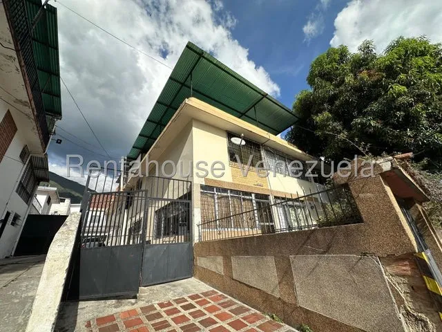 Casa Con Terraza En Calle Cerrada Y Con Anexo En Venta Los Chorros I