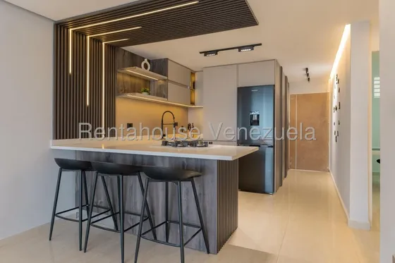 Exclusivo Apartamento Remodelado En Colinas De La Tahona 27-2760 Carlos López