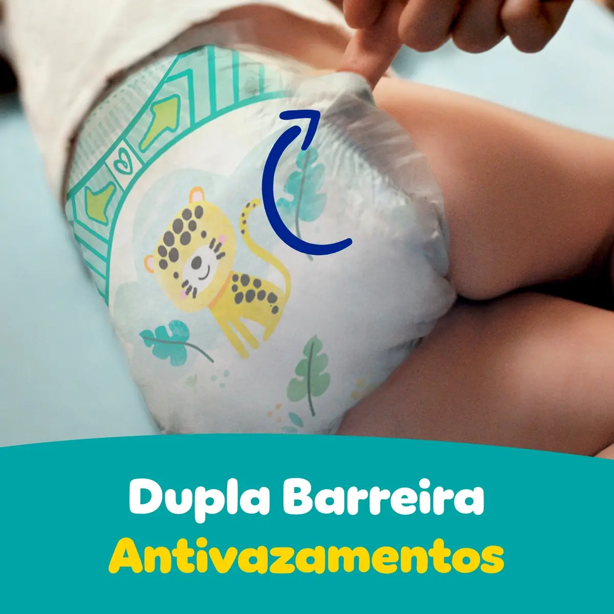 Close-up da fralda Pampers Confort Sec sendo ajustada em um bebê, com destaque para a 'Dupla Barreira Antvazamentos' indicada por uma seta e ilustração.