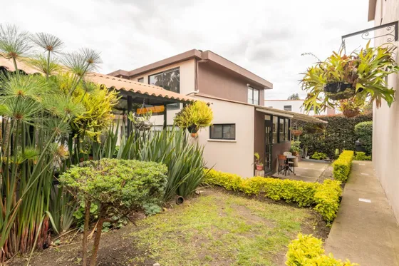 Edificio En Venta En El Tejar. Cod A12493