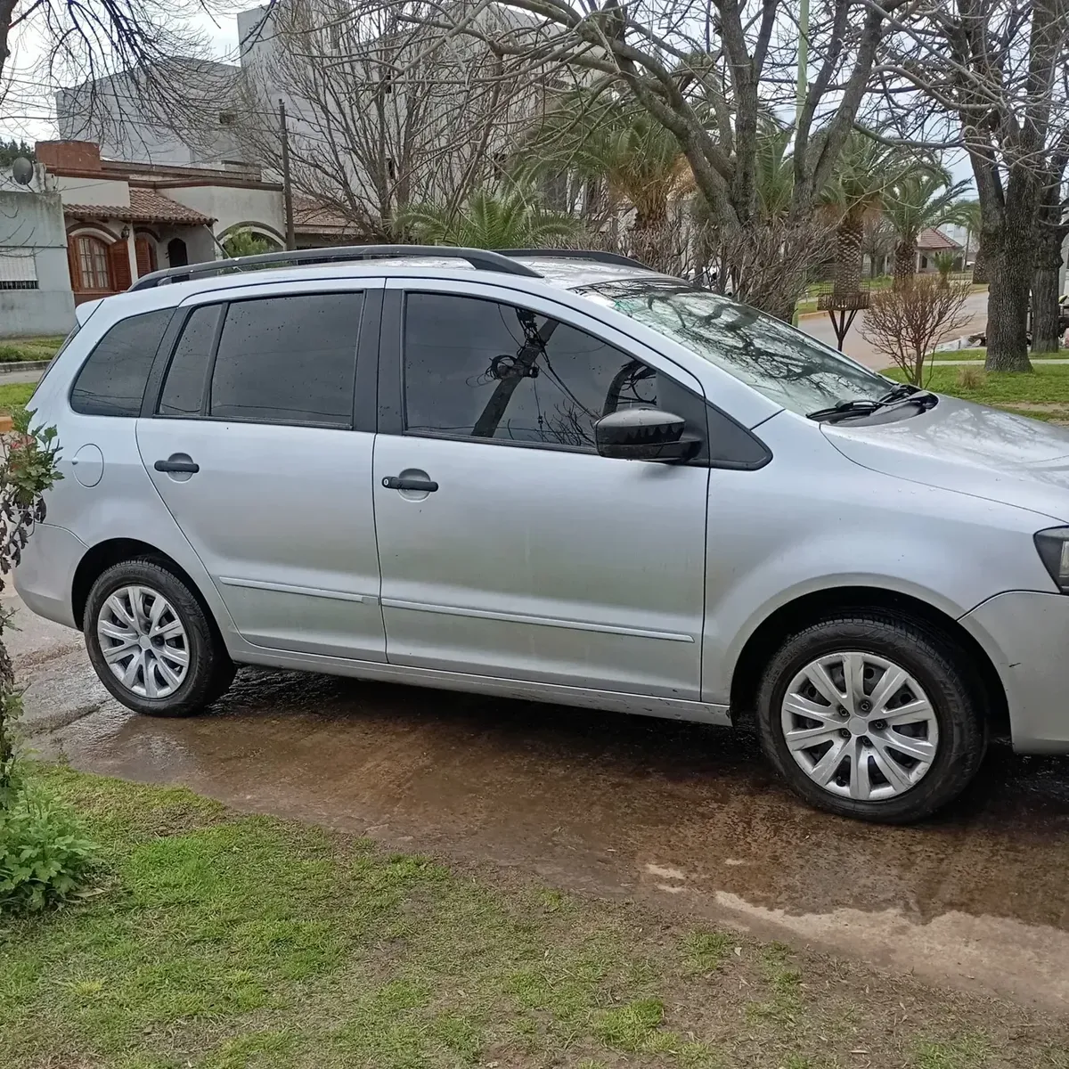 Volkswagen Suran 1.6 Highline 101 hp 11-seater