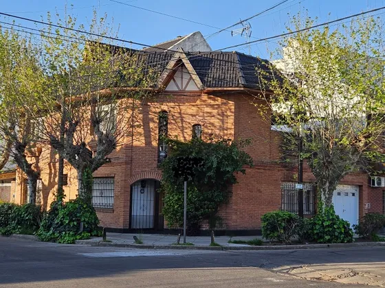 Casa Céntrica Haedo.6 Amb 240mts 180 Cubiertos 4 Dorm .3 Baños.garage.apta Credito. Luminosa.amplia.buena Distribucion Y Triple Circulacion ( Para Vivienda.oficina O Estudio).