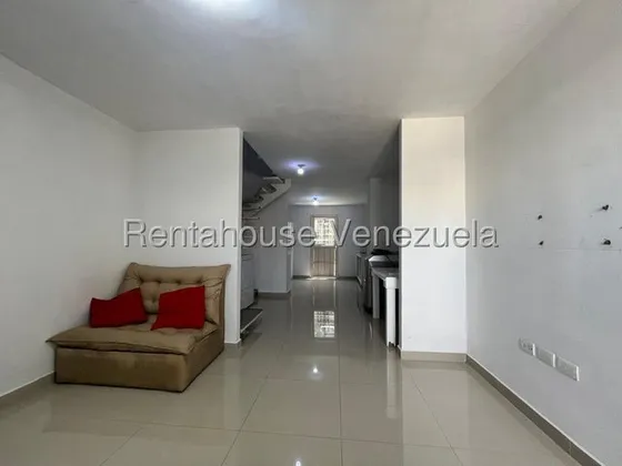 María Martínez Tiene Townhouse En Venta En Terrazas De Ensenada Yaracuy, Amplia Sala, Terreno Adicional Para Ampliar, Piso De Porcelanato, Agua Constante, Sin Cortes Eléctricos, Vigilancia 24/7.