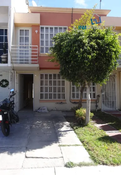 Hermosa Casa Restaurada, En Privada Posibilidad De Ampliacion
