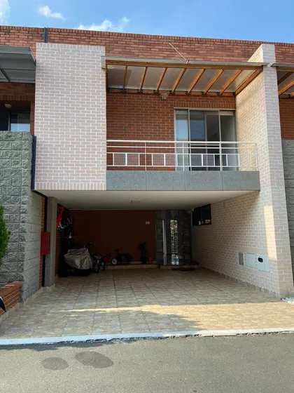 Casa En Venta En Ciudad Jardín. Cod V17006