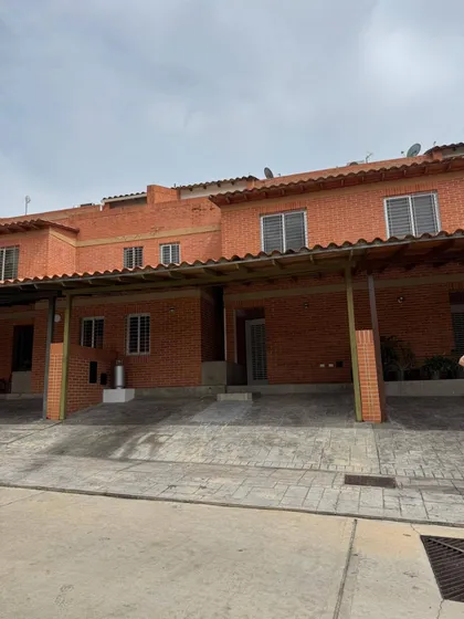 Venta O Alquiler Un Exclusivo Townhouse En Villas Curimagua, Piedras Pintadas Rp