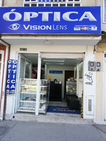 Casa De Tres Pisos Con Local Comercial