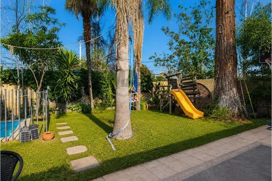 Gran Terreno De 475 M² | 5 Dormitorios, Piscina