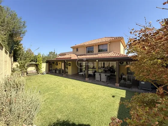 Casa En Venta De 4 Dorm.+ Salita + Servicios En Lo B