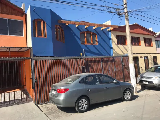 Amplia Casa Solida En Barrio Residencial