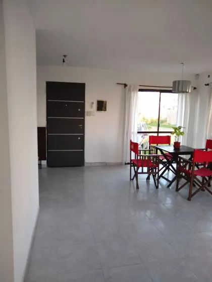 Casa En Venta - 2 Dormitorios 1 Baño - Cochera - 272mts2 - Villa Garibaldi, La Plata