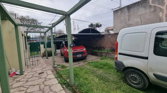 Casa En Venta - 4 Dormitorios 3 Baños - Cocheras - 251mts2 - Loma Hermosa